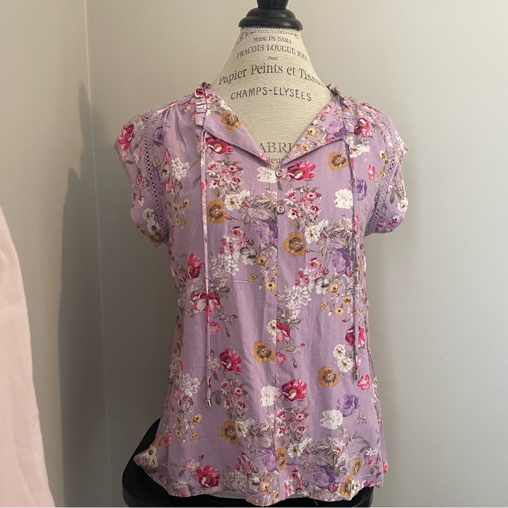 NWT purple lilac floral 💯 SOFT viscose jacquard short sleeve flowers blouse